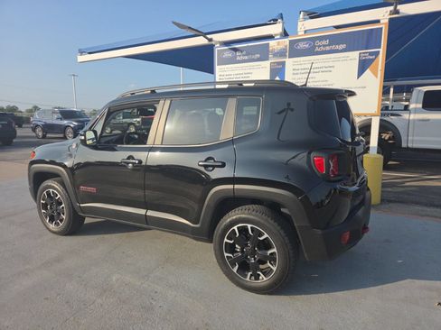 Used 2023 Jeep Renegade Trailhawk AWD/4WD image 2