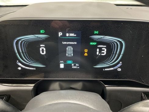 Used 2024 Kia Niro EX Touring image 27