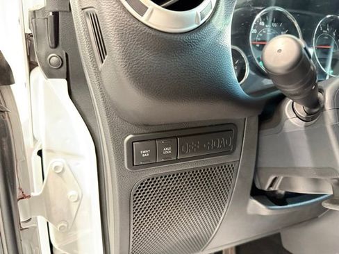 Used 2018 Jeep Wrangler Unlimited Rubicon w/ Connectivity Group image 13