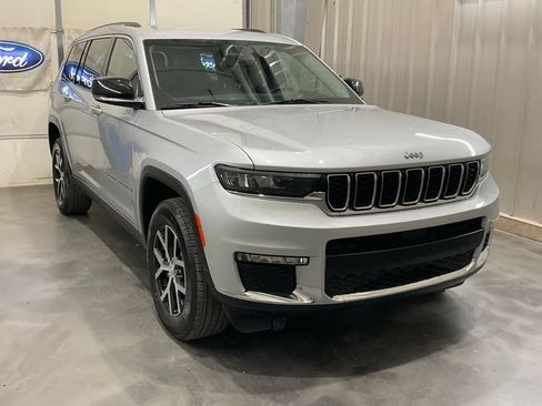Used 2023 Jeep Grand Cherokee L Limited AWD/4WD image 2