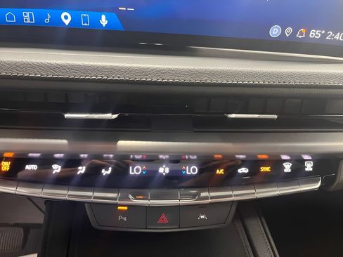 Certified 2025 Cadillac XT4 Premium Luxury AWD/4WD image 17