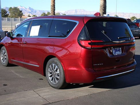 Used 2022 Chrysler Pacifica Limited image 5