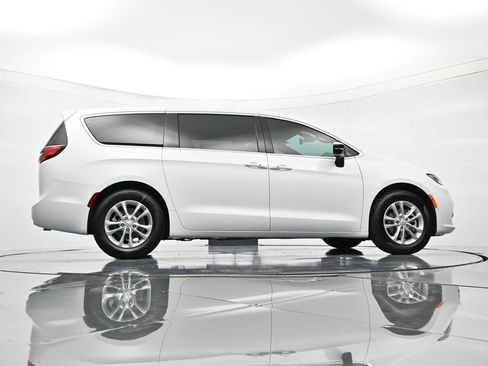 New 2026 Chrysler Pacifica Select FWD image 37