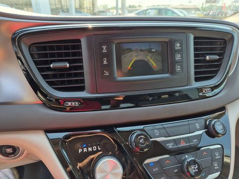 Used 2017 Chrysler Pacifica Touring FWD image 21