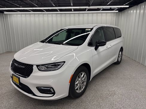 New 2026 Chrysler Pacifica Select image 3