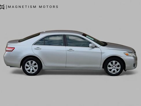 Used 2011 Toyota Camry LE image 3