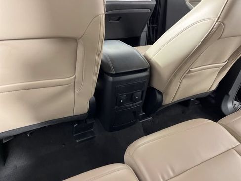 Used 2024 Ford Explorer XLT w/ Equipment Group 202A RWD image 40
