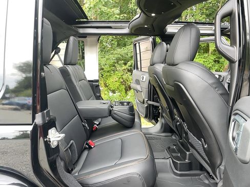 Used 2025 Jeep Wrangler Unlimited Sahara image 23