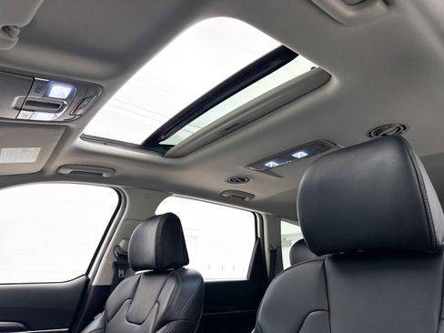 Used 2025 Kia Telluride S FWD image 3