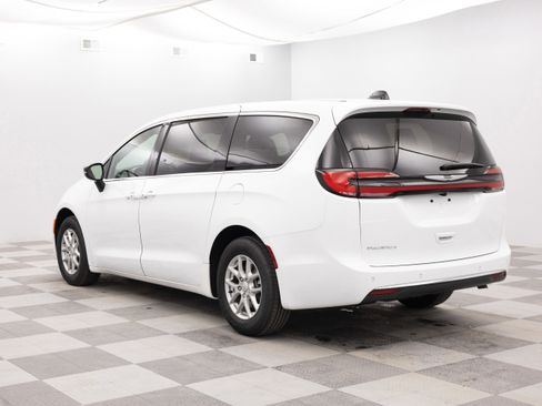 New 2026 Chrysler Pacifica Select FWD image 8