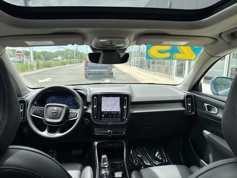 Certified 2025 Volvo XC40 B5 Plus AWD/4WD image 18