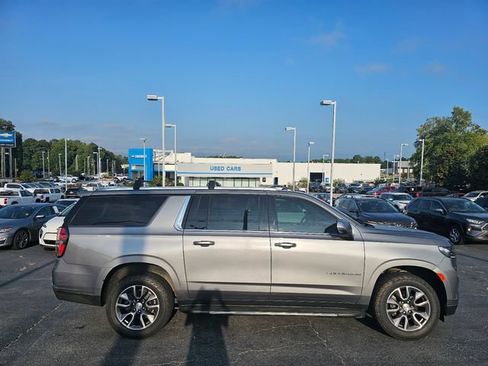 Used 2022 Chevrolet Suburban LT w/ Luxury Package AWD/4WD image 9