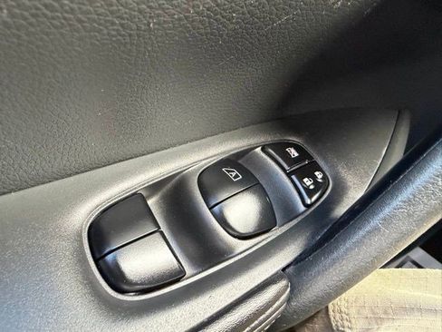 Used 2018 Nissan Rogue SV w/ Premium Package image 25