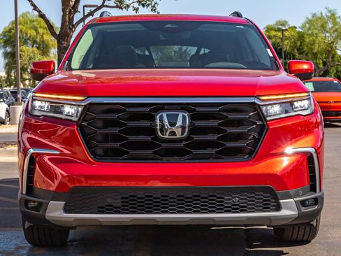 Used 2025 Honda Pilot Touring image 4