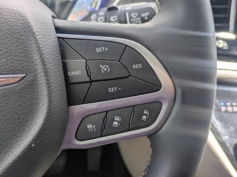 Used 2024 Chrysler Pacifica Limited FWD image 30