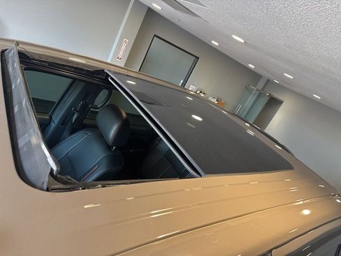 Used 2021 Nissan Titan PRO-4X w/ Pro-4x Convenience Package image 19