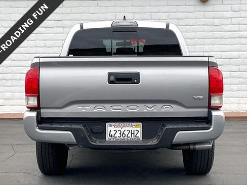 Used 2017 Toyota Tacoma TRD Sport image 3