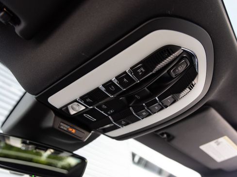Certified 2026 Porsche Macan AWD/4WD image 19