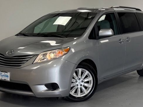 Used 2015 Toyota Sienna LE AWD/4WD image 1