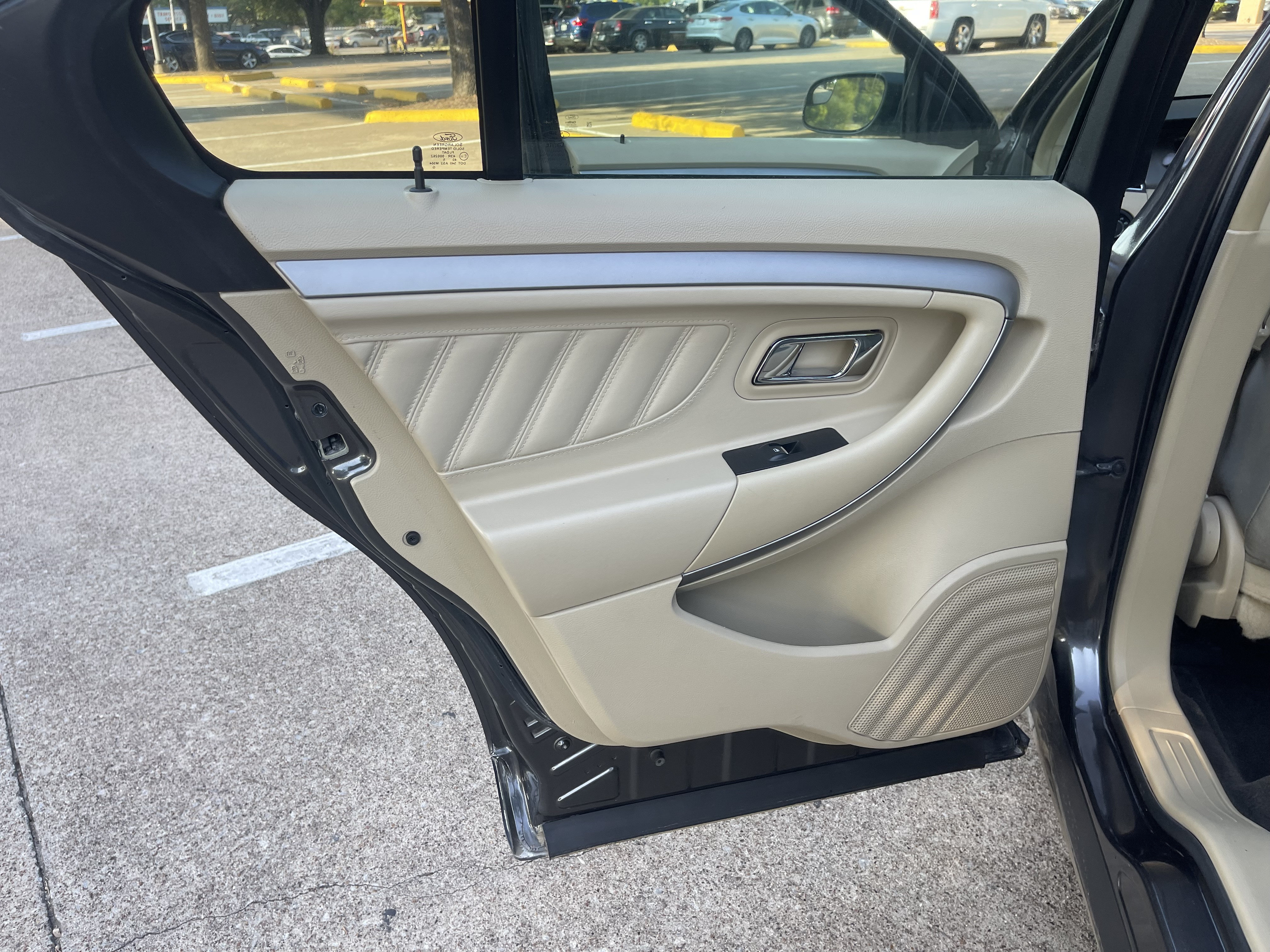 Used 2015 Ford Taurus SE FWD image 17