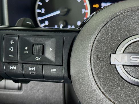Used 2022 Nissan Rogue SV FWD image 11