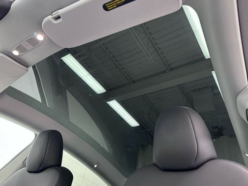 Used 2025 Tesla Model Y Long Range image 37