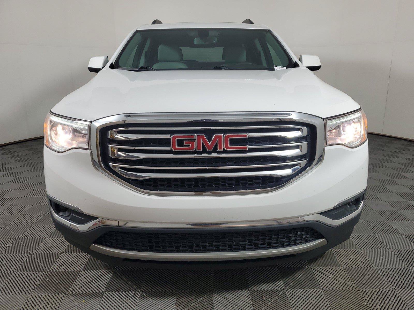 Used 2017 GMC Acadia SLT FWD image 2