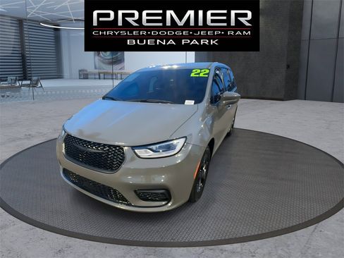 Used 2022 Chrysler Pacifica Touring-L w/ S Appearance Package image 4