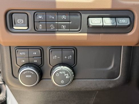 Used 2023 Chevrolet Suburban High Country AWD/4WD image 21