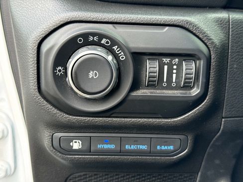 Used 2021 Jeep Wrangler Unlimited Sahara w/ Cold Weather Group AWD/4WD image 31