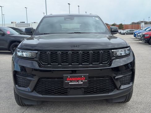Used 2025 Jeep Grand Cherokee Altitude AWD/4WD image 3