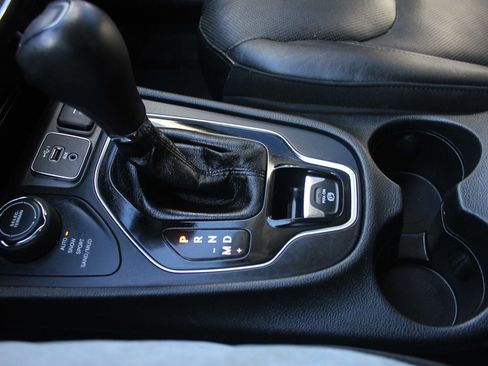 Used 2019 Jeep Cherokee Limited w/ Luxury Group image 21