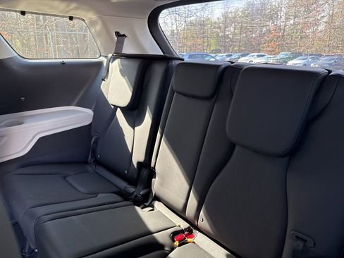 Used 2024 Kia Carnival EX image 13