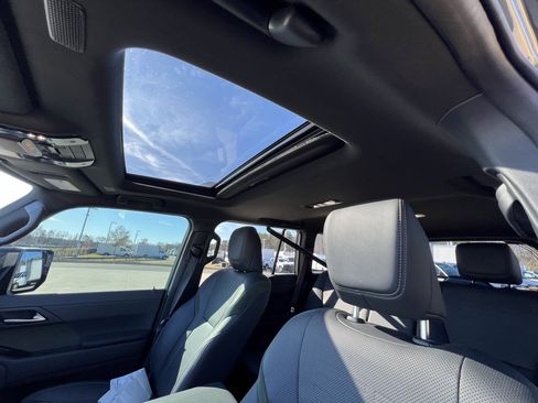 Used 2025 Lexus GX 550 w/ Accessory Package (32) image 15