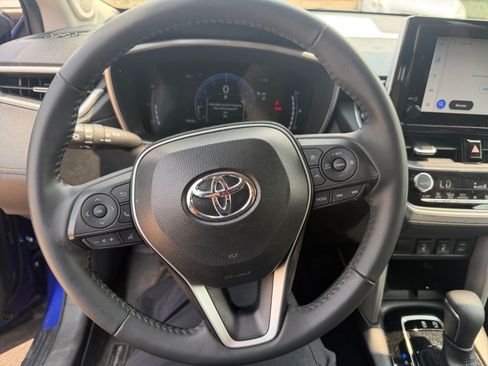 Used 2025 Toyota Corolla Cross XLE w/ Convenience Package AWD/4WD image 9