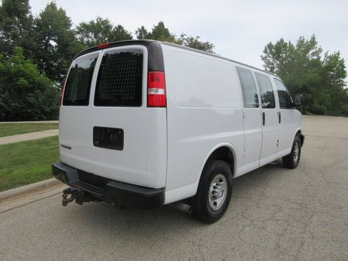 Used 2017 Chevrolet Express 2500 RWD image 9