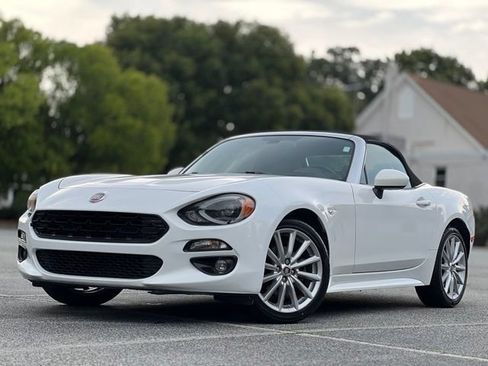 Used 2018 FIAT 124 Spider Lusso w/ Convenience Group RWD image 9
