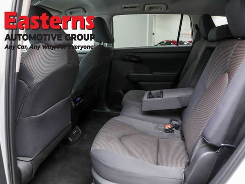 Used 2023 Toyota Highlander LE image 21