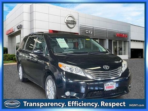 Used 2015 Toyota Sienna XLE Premium w/ Four Season Floor Mat Package image 1