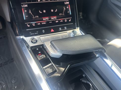 Used 2023 Audi e-tron Premium Plus w/ Premium Plus Package AWD/4WD image 27