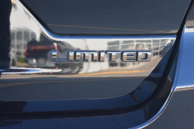 Used 2023 Jeep Grand Cherokee Limited w/ Black Appearance Package AWD/4WD image 8