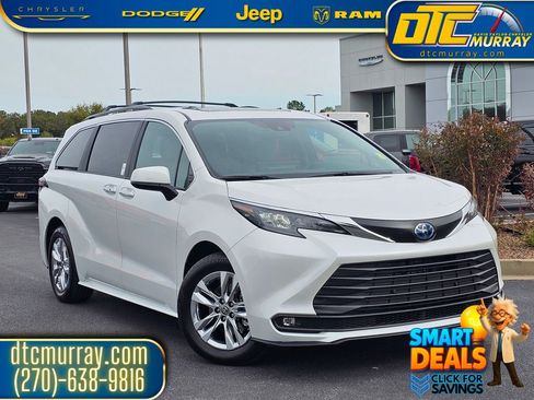 Used 2025 Toyota Sienna XLE image 1