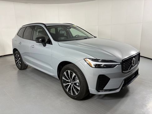 Used 2025 Volvo XC60 B5 Core AWD/4WD image 2