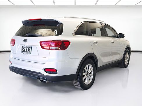 Used 2019 Kia Sorento LX w/ LX Convenience Package image 4