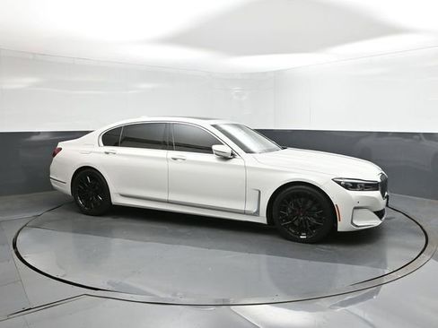 Used 2022 BMW 740i w/ Premium Package image 26