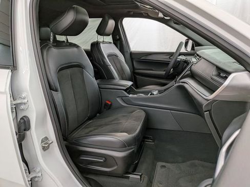 Used 2023 Jeep Grand Cherokee L Laredo image 23