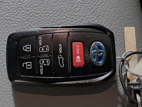 Used 2024 Toyota Sienna XLE image 36