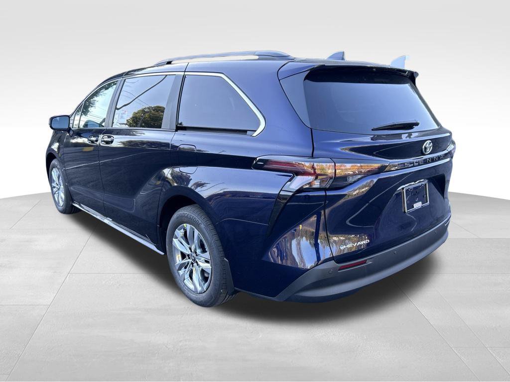 New 2026 Toyota Sienna XLE AWD/4WD image 3