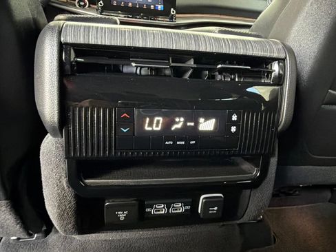 Used 2024 Jeep Wagoneer L Series II RWD image 19