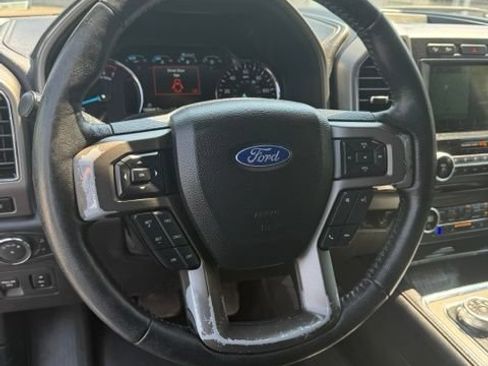 Used 2018 Ford Expedition XLT w/ Equipment Group 202A AWD/4WD image 18